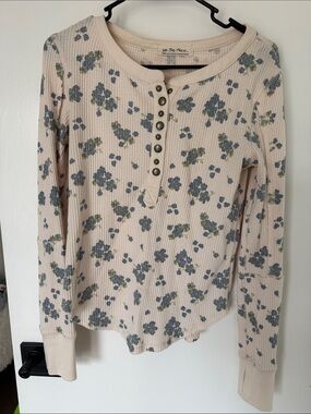 Free People Cream Floral Snap Henley Thermal - Like New!!